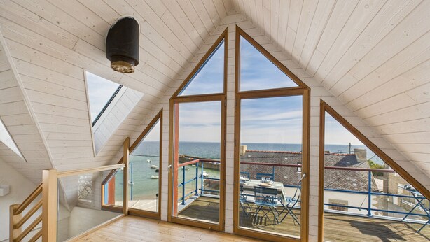 A high-ceilinged room with large windows overlooking a coastal area. - Sea view - House for 7 with balcony (Saint-Pierre-Quiberon)