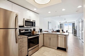 Frigorifero, microonde, forno, piano cottura
