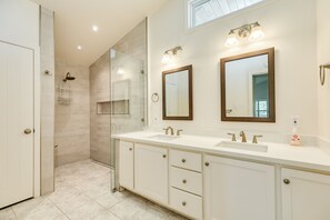 Toallas, jabón, shampoo, papel de baño 