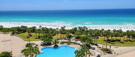 Alberca techada y alberca climatizada