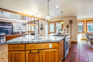 Fridge, microwave, oven, stovetop - HOLL03-Beautiful, Custom Home, Near Woodlands GC (Sunriver)