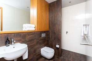 Bruser, hårtørrer, håndklæder