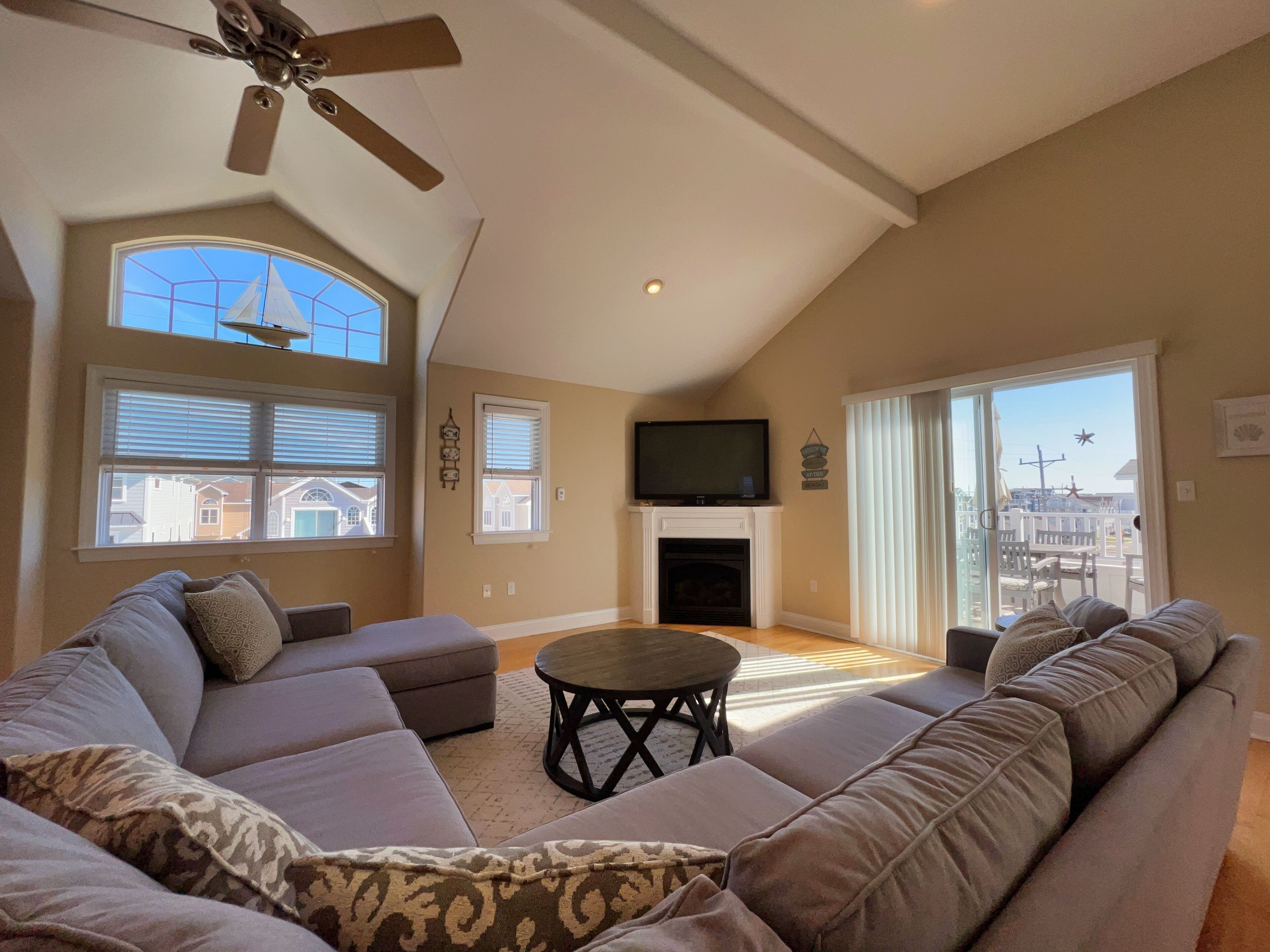 TV, fireplace, table tennis, books