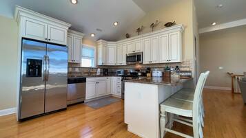 Een koelkast, een magnetron, een oven, een kookplaat