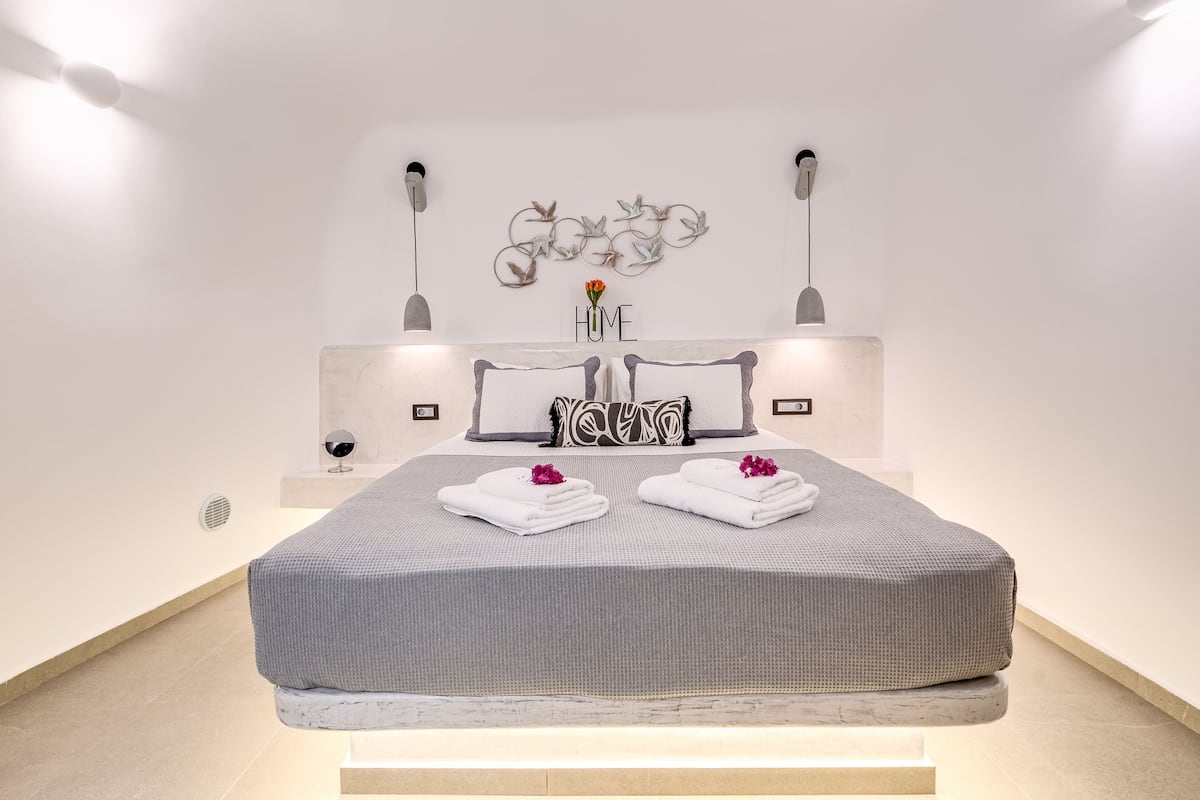 1 bedroom, hypo-allergenic bedding, in-room safe, soundproofing