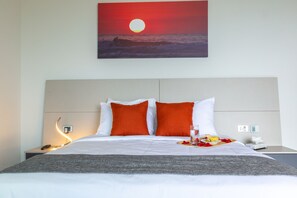 2 bedrooms, desk, WiFi