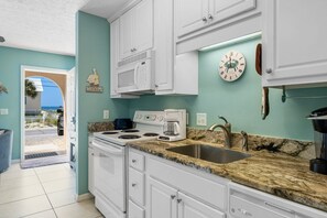 Fridge, microwave, oven, stovetop - Cozy Rental 20 Steps from the Beach (Panama City Beach)