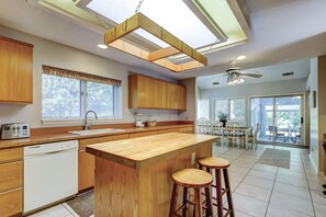 Fridge, microwave, stovetop, dishwasher - Sunset Rentals | Off Shore 16 (Hilton Head Island)