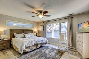 3 bedrooms, desk, iron/ironing board, Internet