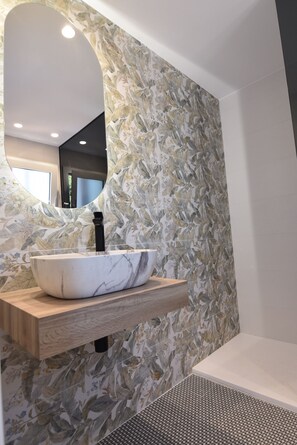 Douche, sèche-cheveux, serviettes fournies