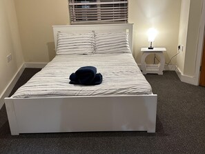 House | 5 bedrooms, iron/ironing board, free WiFi, bed sheets