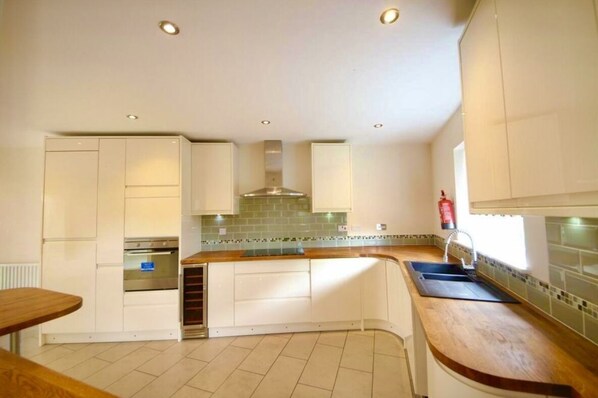 House | Private kitchen | Fridge, microwave, oven, stovetop