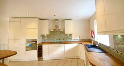 Stunning 5-bed House in Peterborough, Host 15 g