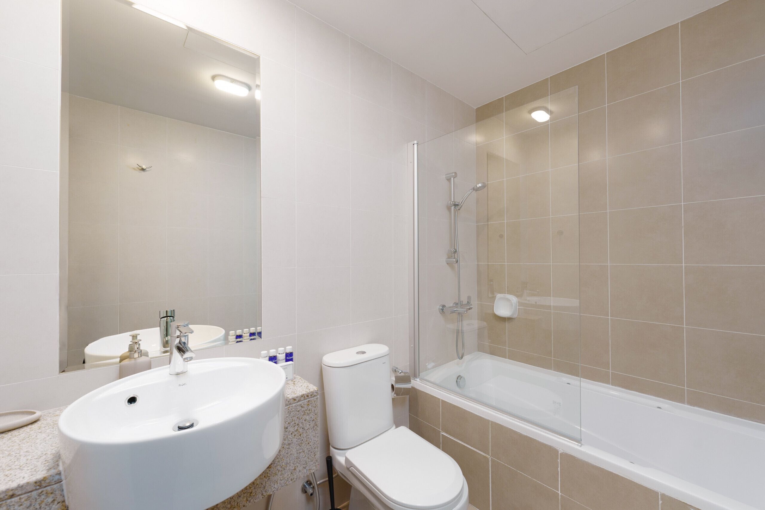 Bañera, artículos de tocador gratuitos, secador de pelo, toallas