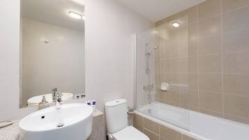 Bañera, artículos de tocador gratuitos, secador de pelo, toallas