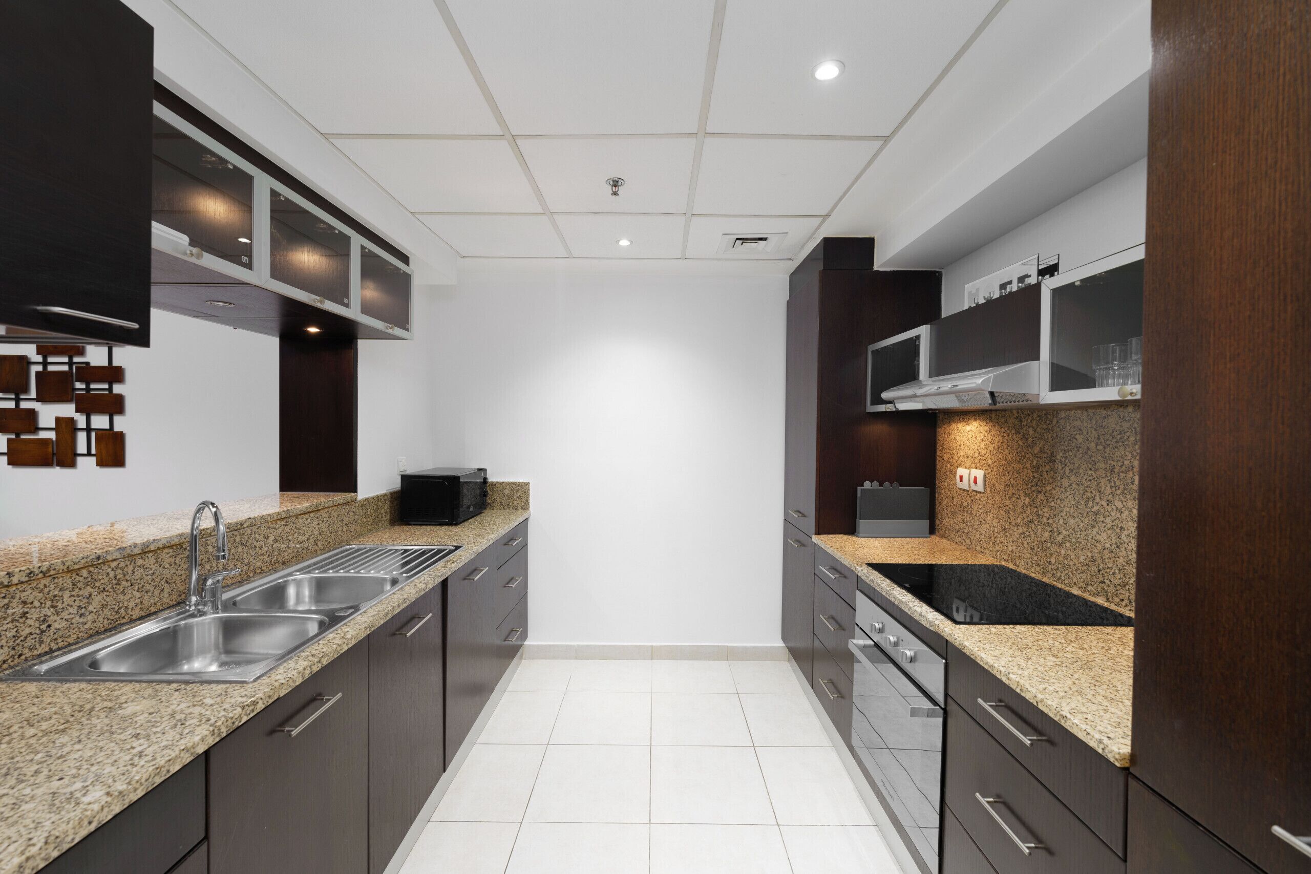 Een koelkast, een magnetron, een oven, een vaatwasser