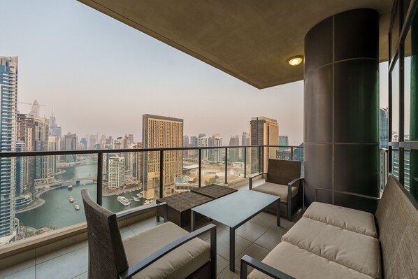 Property grounds - Dreamy Apt w/ Jaw-Dropping Marina Views (Dubai)