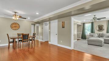 Villa, 5 Bedrooms | Dining