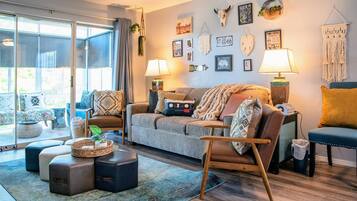 Apartment, 2 Bedrooms, Accessible, Balcony | Living room | Books