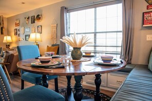 Apartamento, 2 quartos, acessível, sacada | Sala de jantar