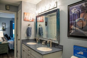 Bathroom - Branson Bandwagon: Music Paradise Near Lake Taneyc (Branson)