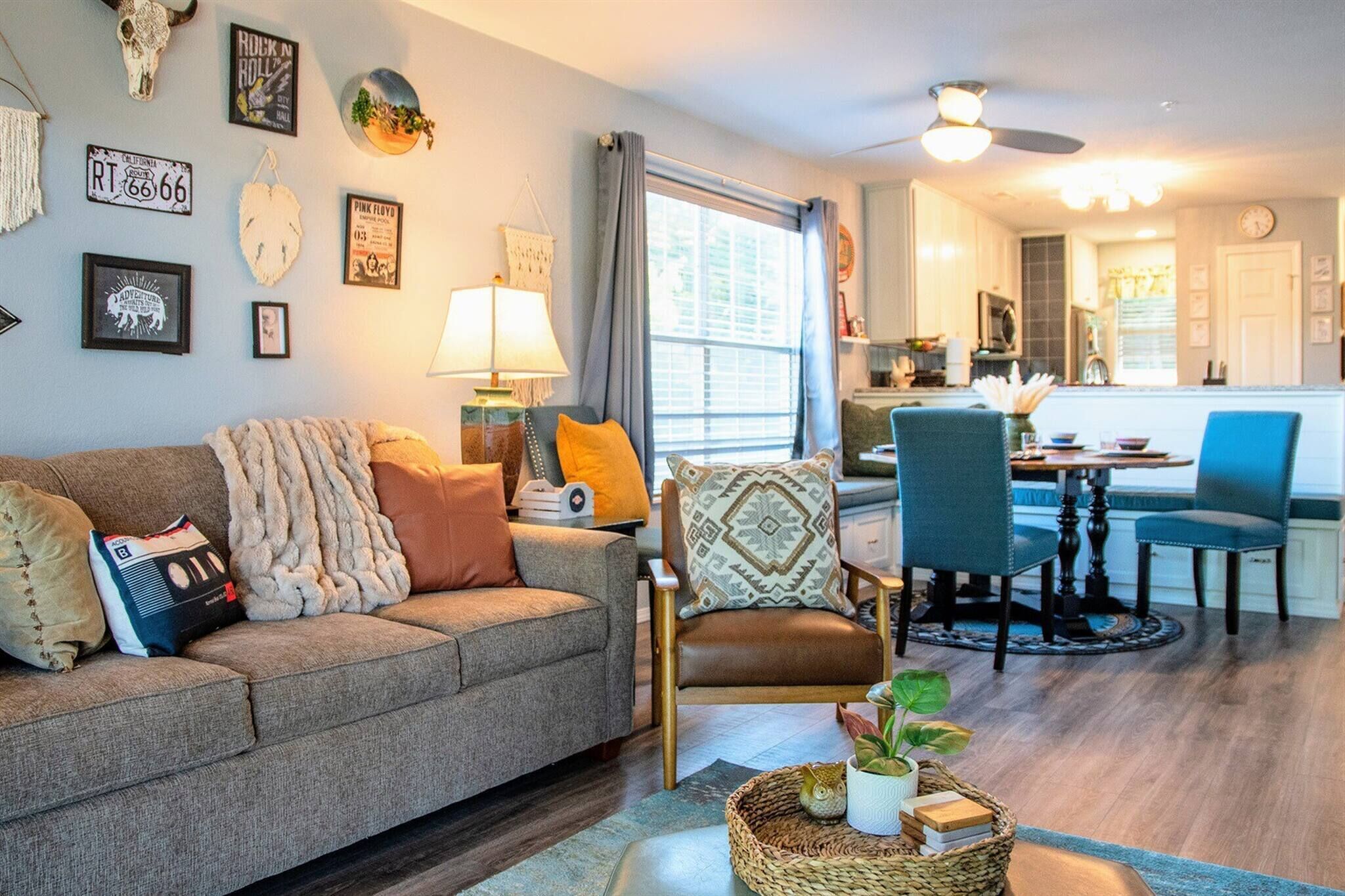 公寓, 2 間臥室, 無障礙, 陽台 | 客廳 | 書籍