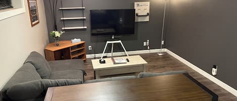 Smart TV, libros, estéreo y monitor de computadora