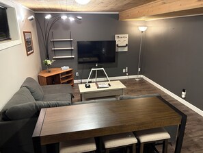 Smart-TV, Bücher, Stereoanlage, Computerbildschirme
