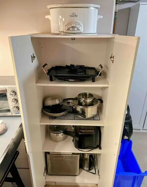 Fridge, microwave, coffee/tea maker, electric kettle - Spacious 1 bedroom suite w free parking near CFB, RMC & DT (Kingston)