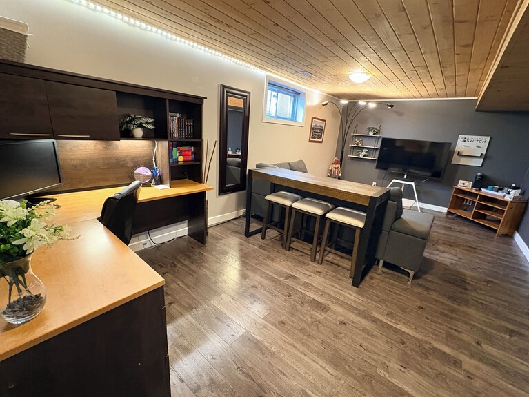 Spacious 1 Bedroom Basement Suite With Free Parking Near Cfb, Rmc & Downtown. - Kingston