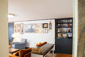 Departamento, 3 habitaciones, chimenea, vista a la ciudad | Sala de estar | Libros