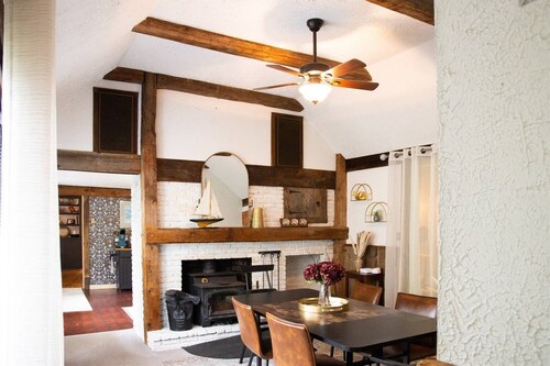 Charming Historic Lake's Region Retreat