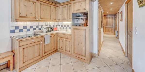 Microwave, oven, dishwasher, coffee/tea maker - 1st floor, swimming pool, sauna, hammam, terrace, parking, tv, ski locker, 58m² (Champagny-en-Vanoise)