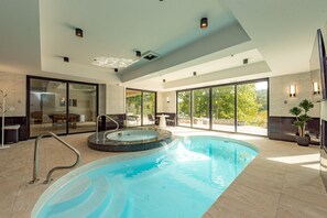 Piscina interna, piscina aquecida