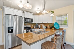 Fridge, microwave, oven, stovetop - Plantation 722 in Princeville with AC (Princeville)