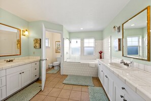Combined shower/tub, towels