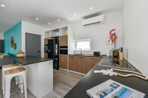Refrigerador, microondas, horno y parrilla de estufa 