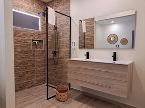 Een douche, een haardroger, handdoeken, zeep