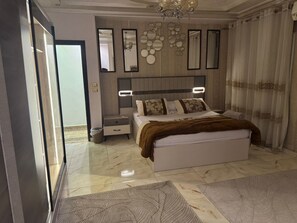 3 室のベッドルーム、アイロン / アイロン台、WiFi、ベッドシーツ