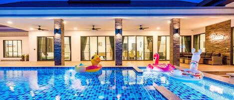 Una piscina al aire libre