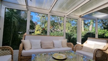 Smart-TV, Kamin, Tischtennisplatte, Bücher