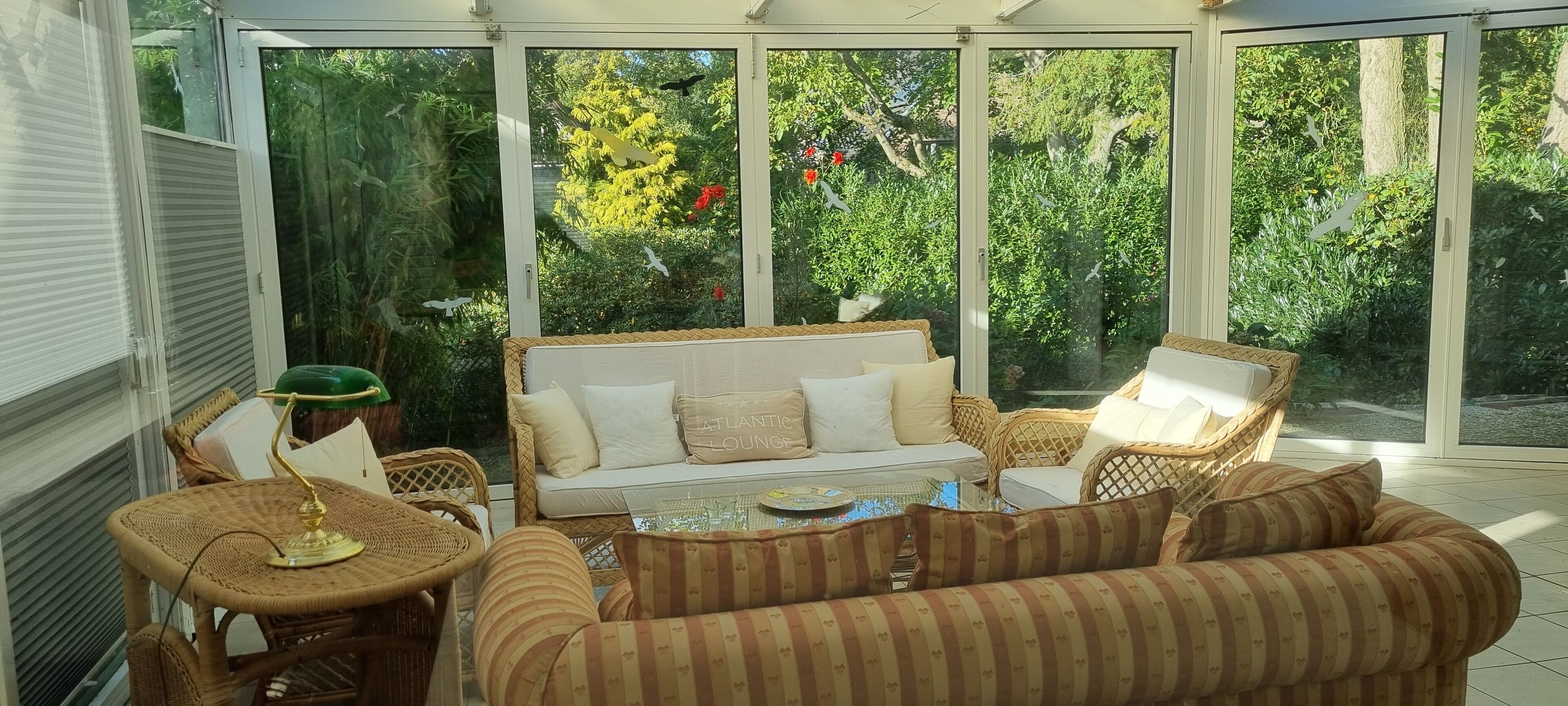 Smart-TV, Kamin, Tischtennisplatte, Bücher