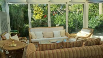 Smart-TV, Kamin, Tischtennisplatte, Bücher