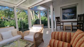 Smart-TV, Kamin, Tischtennisplatte, Bücher