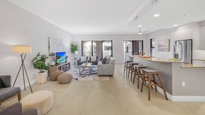 Eine moderne Wohnung mit Wohnzimmer, Küche und Essbereich.