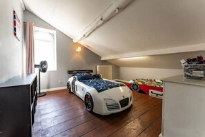 4 bedrooms, free WiFi, bed sheets