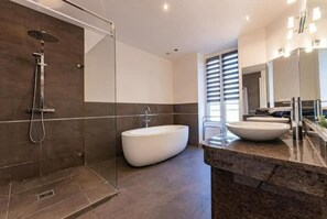 Douche, sèche-cheveux, serviettes fournies, savon
