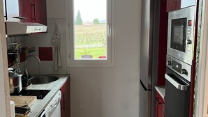 Cocina compacta con lavadora, microondas y refrigerador.