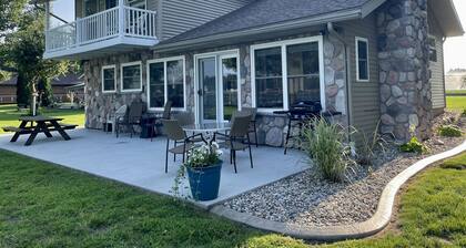 Cottage on the lake 20 minutes to Shipshewana