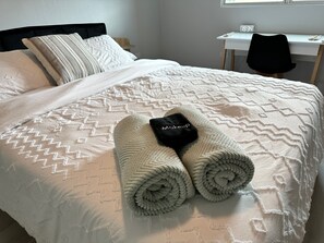 3 habitaciones, escritorio, tabla de planchar con plancha y wifi gratis 